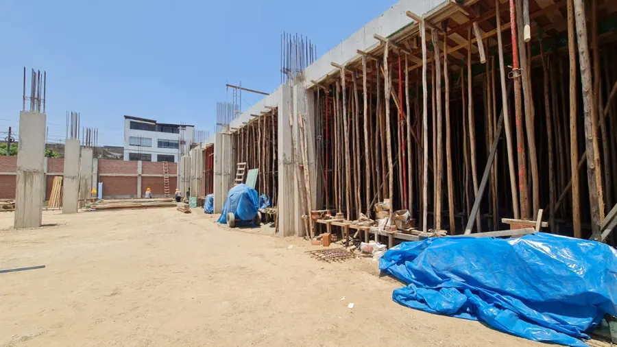 Losa de segundo piso apuntalada en una obra de ampliación en Lima